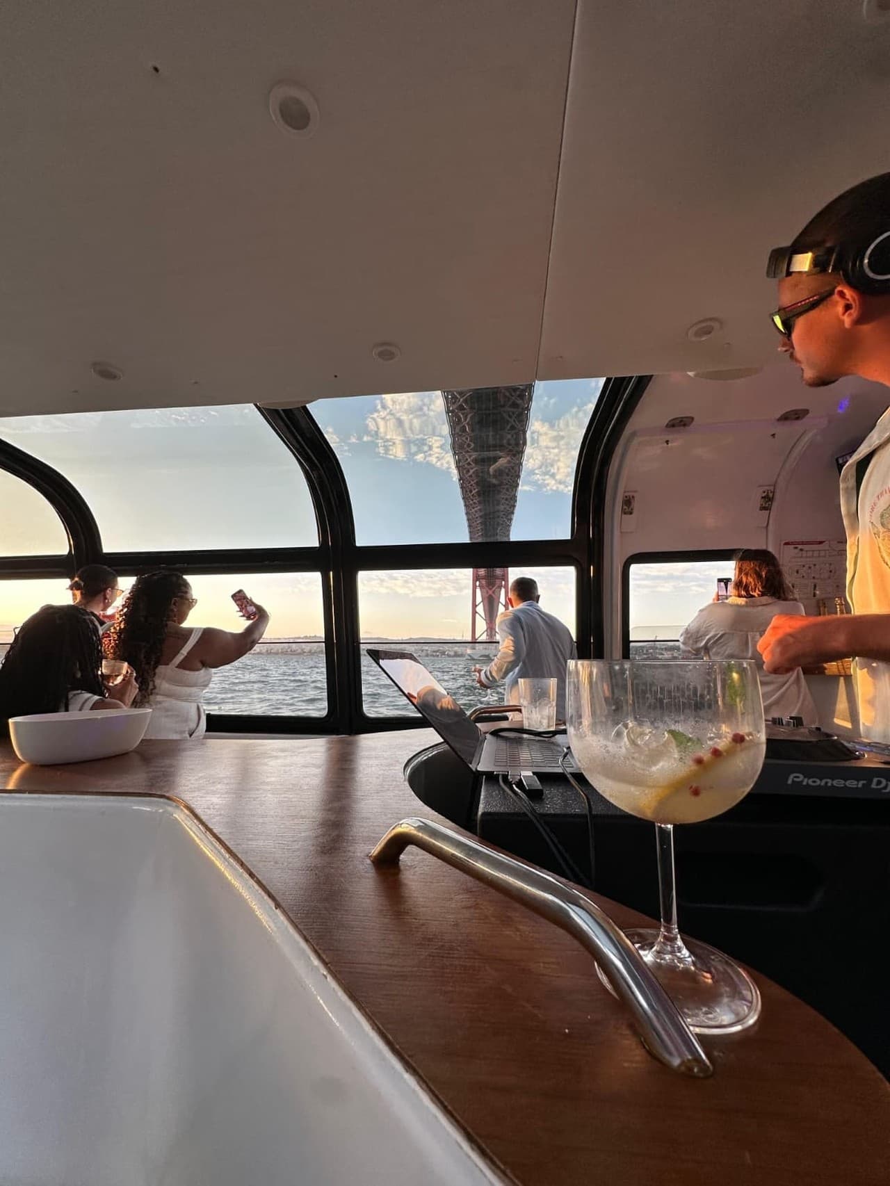 Lisbon Sunset DJ Party – Luxury Boat, Pizza & Open Bar - Photo 5