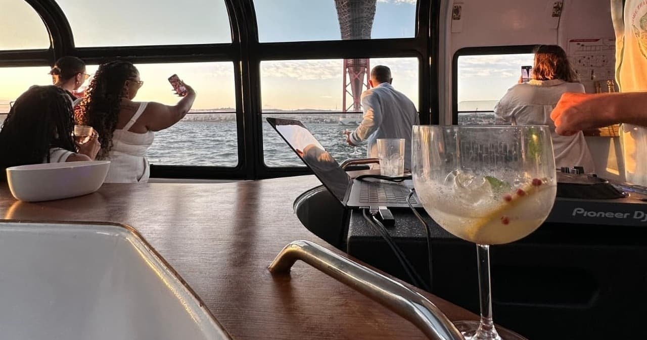 Lisbon Sangria – Exclusive Luxury Cruise with Pizza & Music - Photo 3