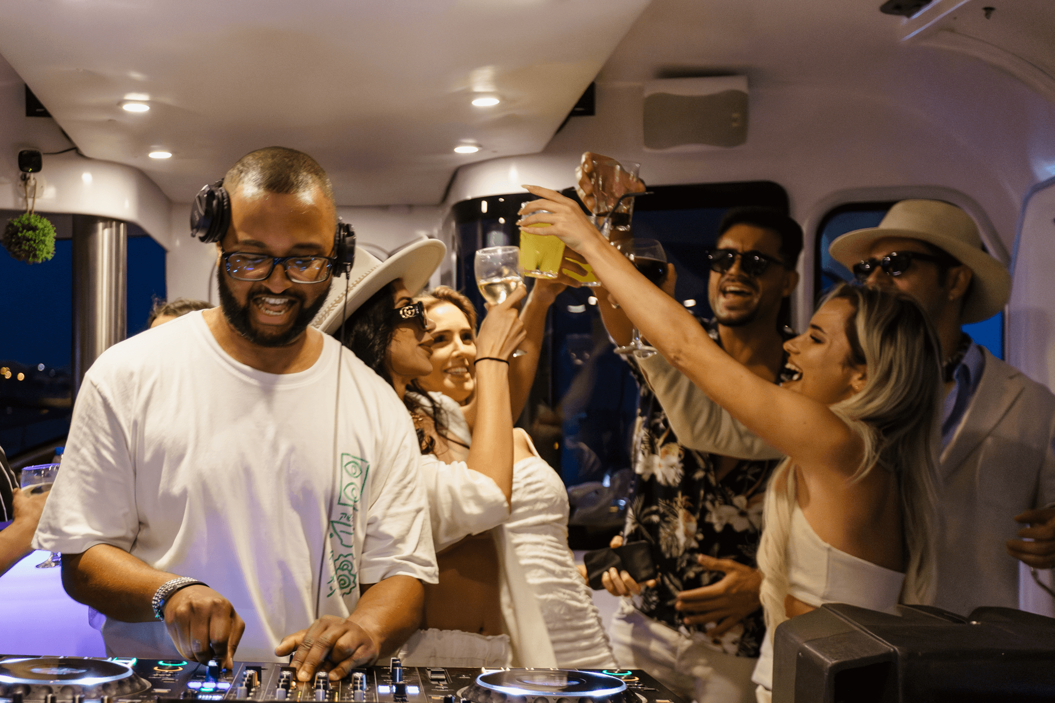 Lisbon Sunset DJ Party – Luxury Boat, Pizza & Open Bar - Photo 7