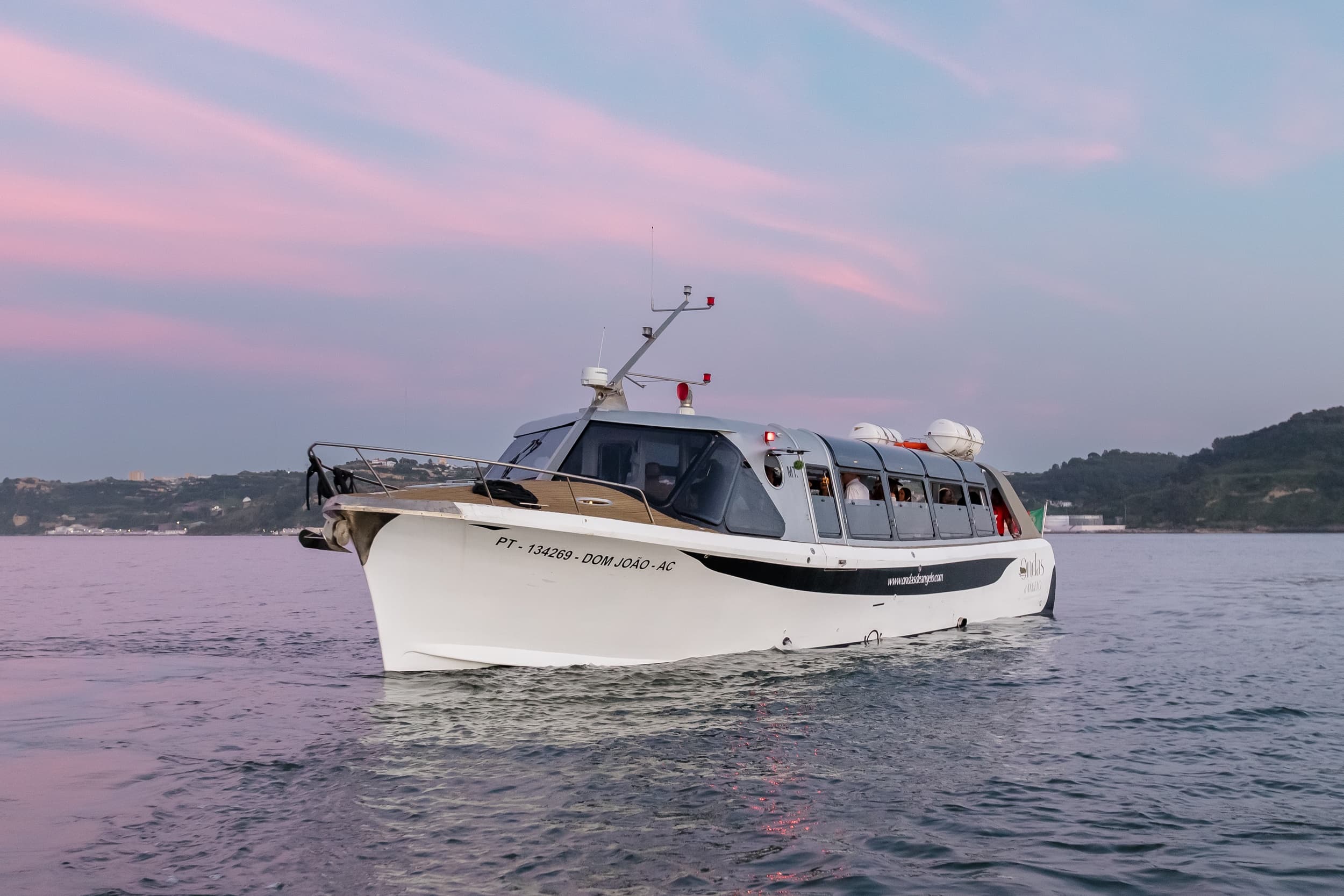 Lisbon Night DJ Party on a Luxury Boat – Sangria & Open Bar - Photo 1