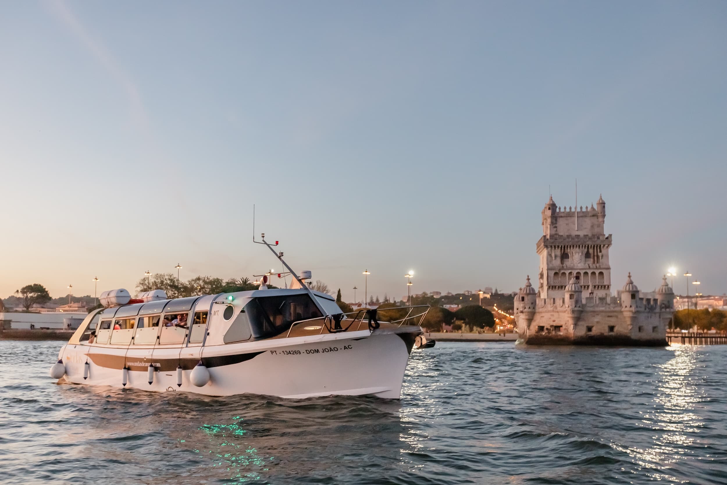 Lisbon Sunset DJ Party – Luxury Boat, Pizza & Open Bar - Photo 8