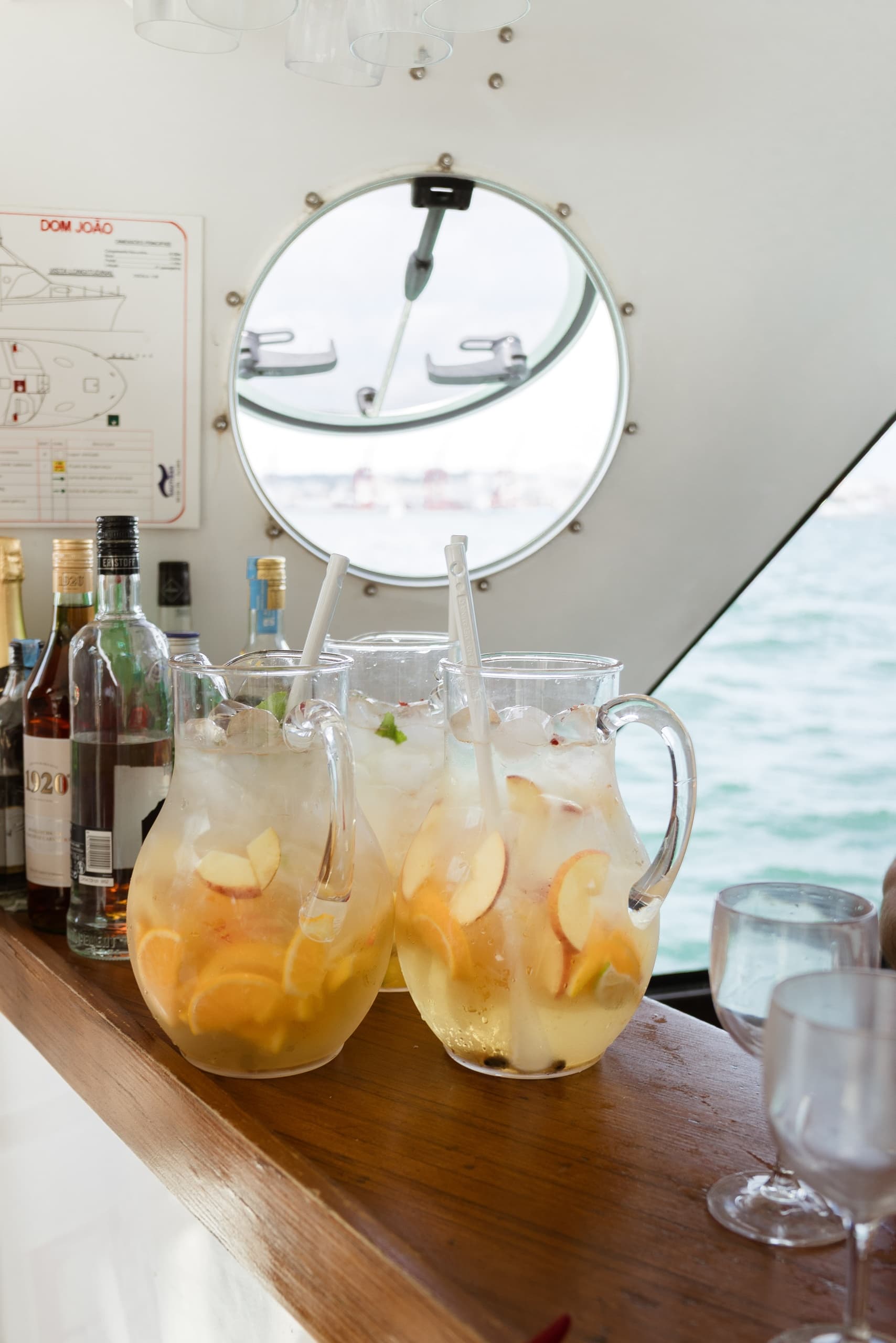 Lisbon Sunset DJ Party – Luxury Boat, Pizza & Open Bar - Photo 6